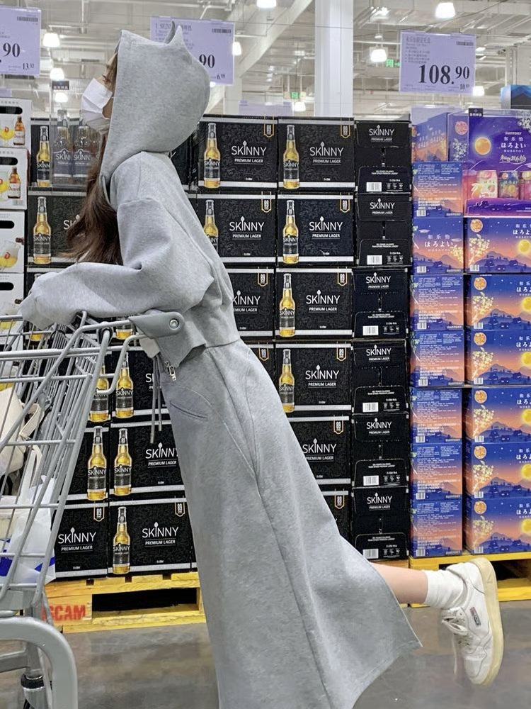 Gray sports suit with elegant hooded sweatshirt and slimming slit skirt suit