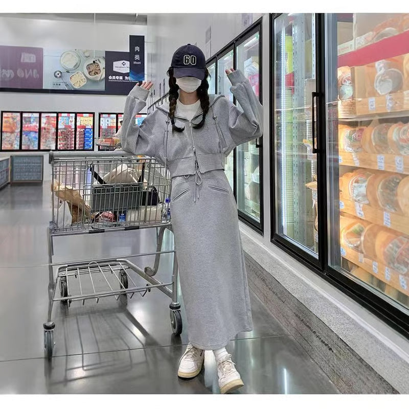 Gray sports suit with elegant hooded sweatshirt and slimming slit skirt suit