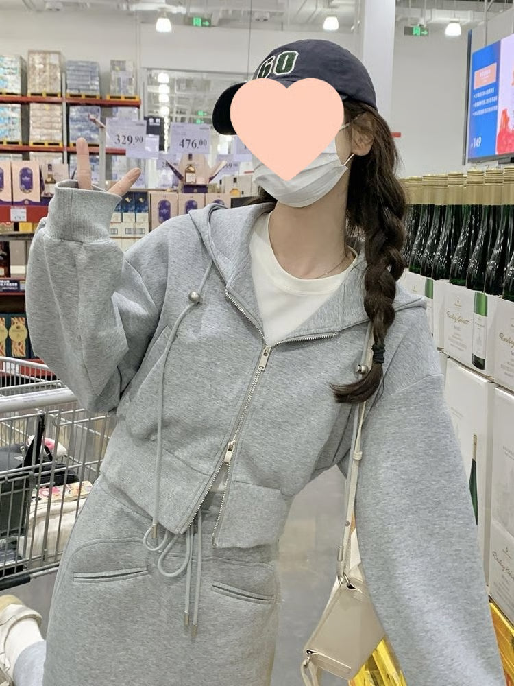 Gray sports suit with elegant hooded sweatshirt and slimming slit skirt suit