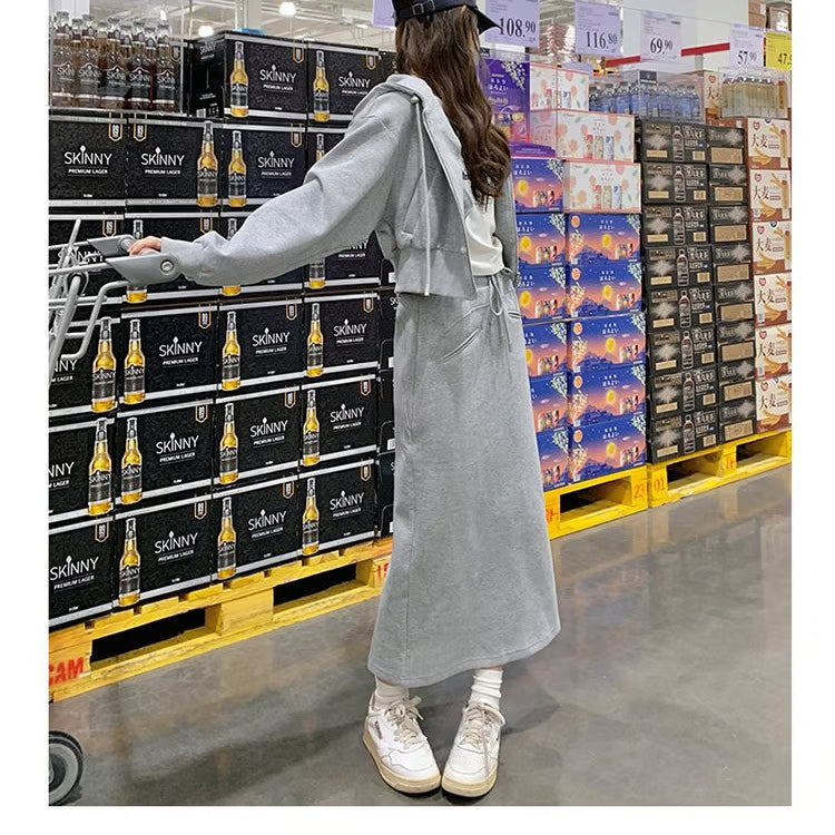 Gray sports suit with elegant hooded sweatshirt and slimming slit skirt suit